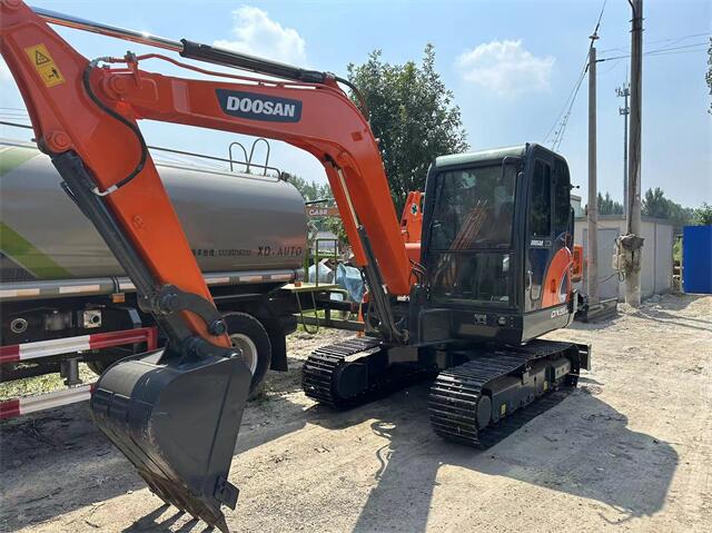 USED DOOSAN DX55 EXCAVATOR