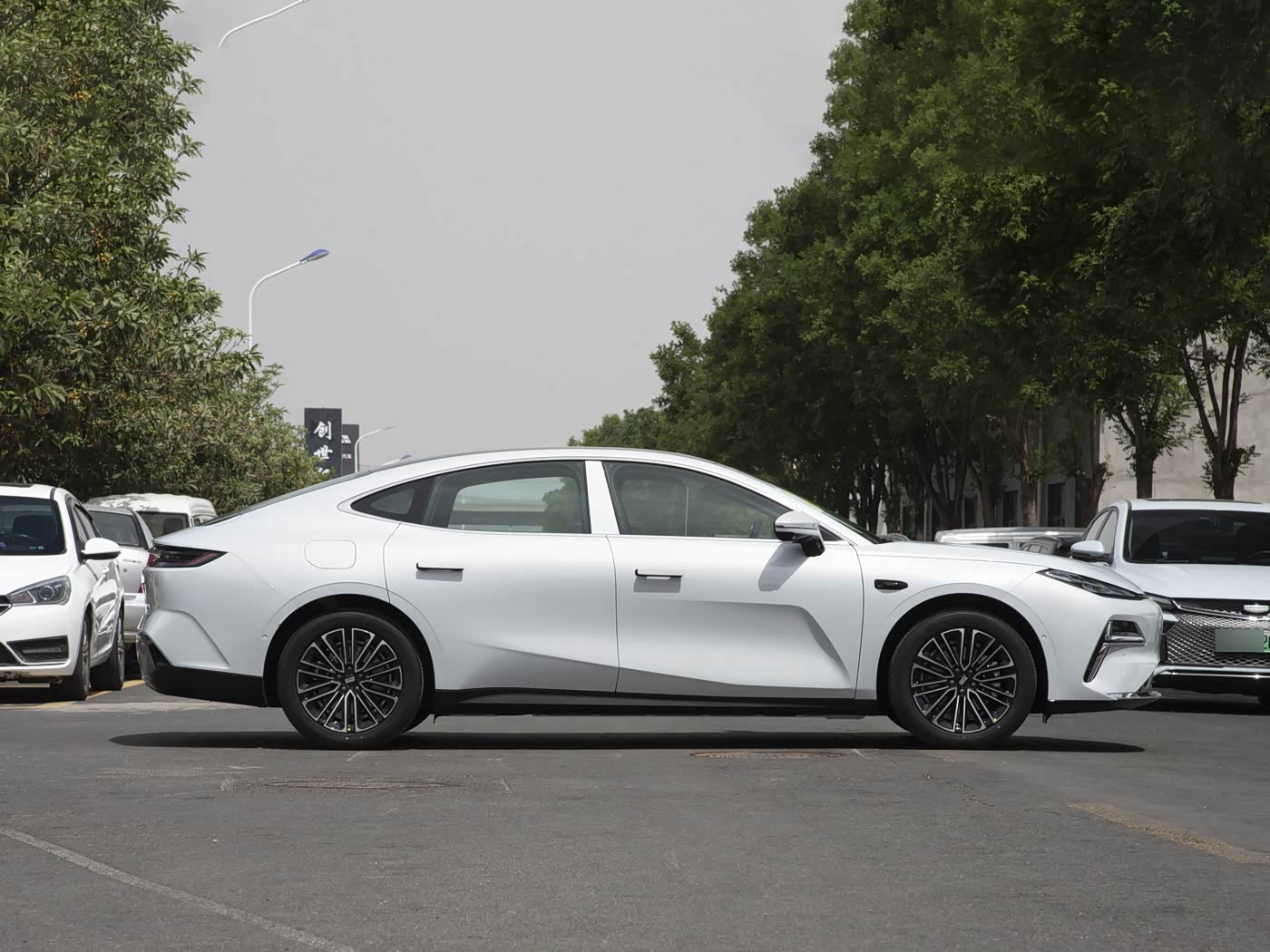 Geely Galaxy Starship 8 2025 60km EM-i Luxury Enjoyment Edition