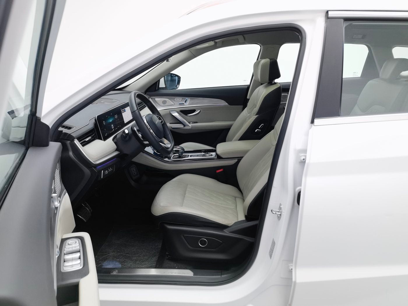 Used Jetour X70 2023 2.0T DCT Zhuge Wolong 7-seater dashboard view for China car export