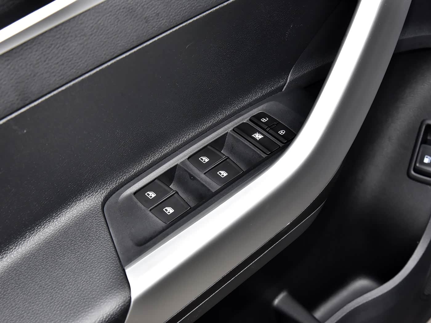 SAIC Maxus 2026 Xingji L 2.0T Diesel Manual 2WD Power Version (Standard Cargo Box)