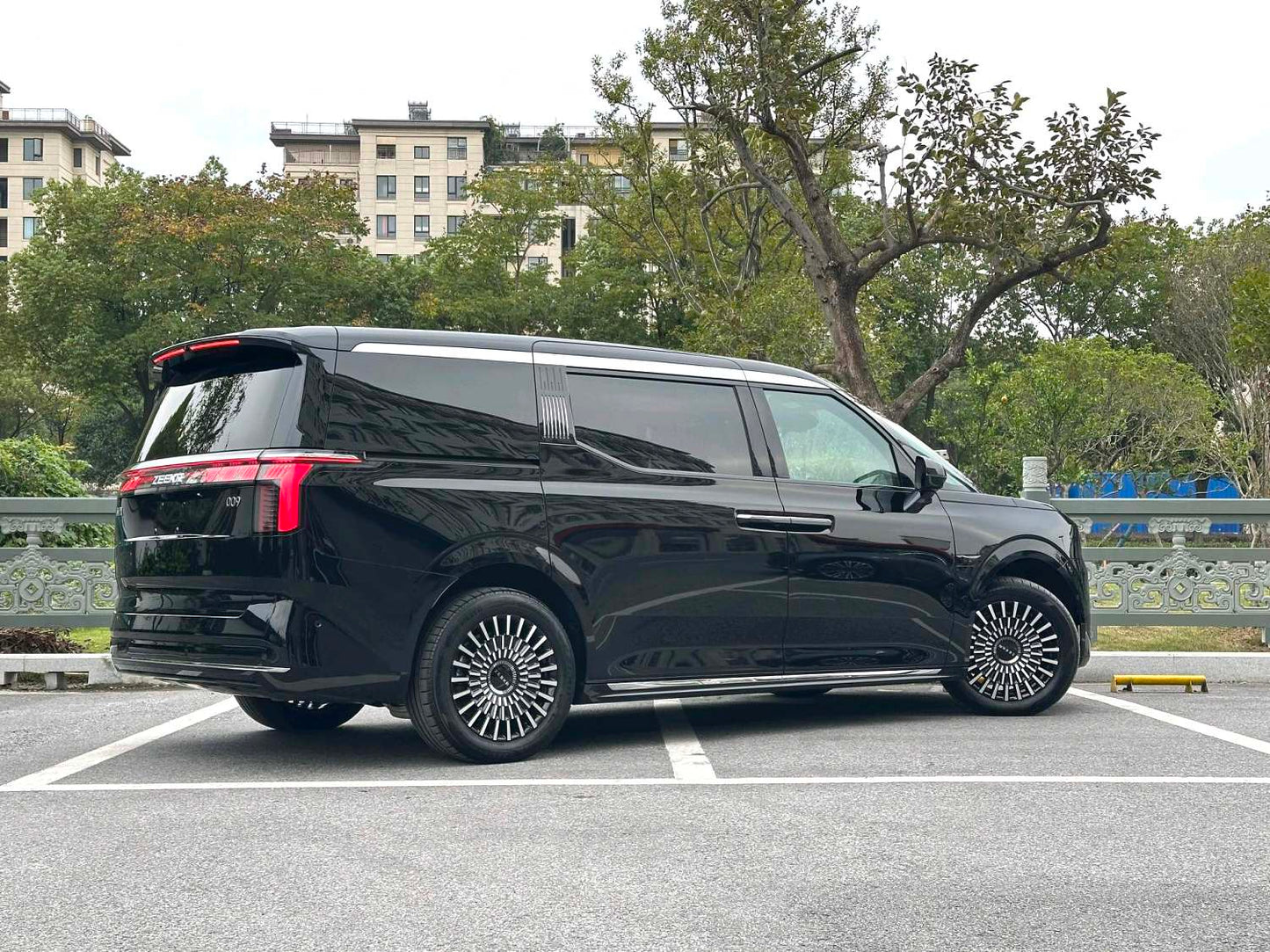 Used ZEEKR 009 2024 6-seat Executive Edition 4WD 108kWh