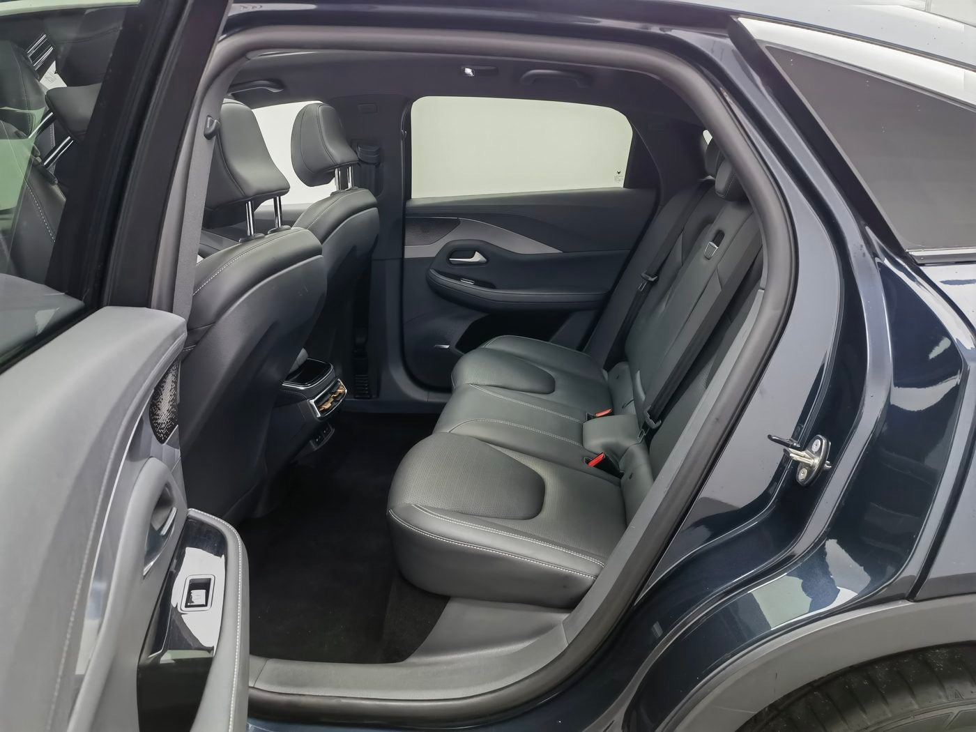 Used ARCFOX ?S 2022 525S 160kW (Battery Electric Vehicle) cargo space for China car export
