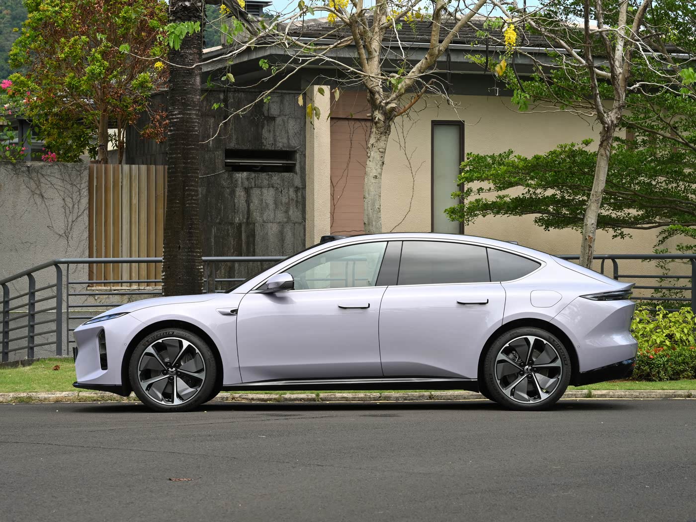 NIO ET5 2025 75 kWh BEV front view for China car export