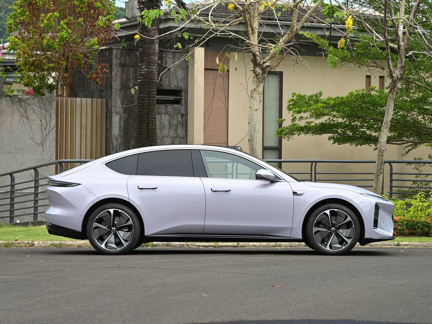 NIO ET5 2025 75 kWh BEV side view for China car export