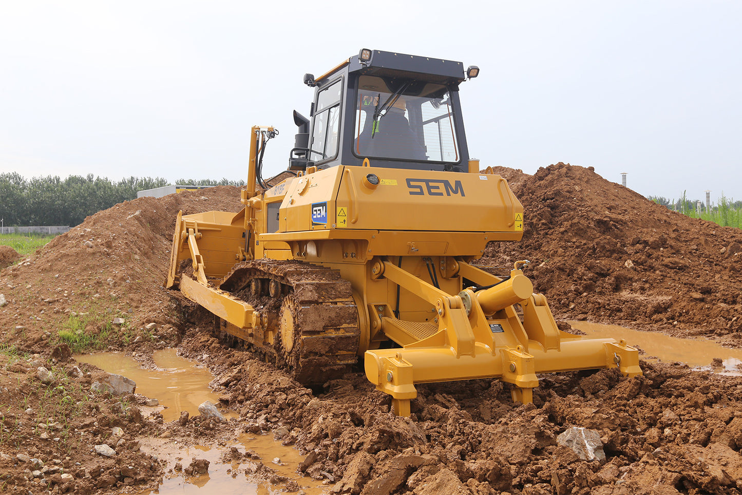 SEM 818F BULLDOZER WITH RIPPER