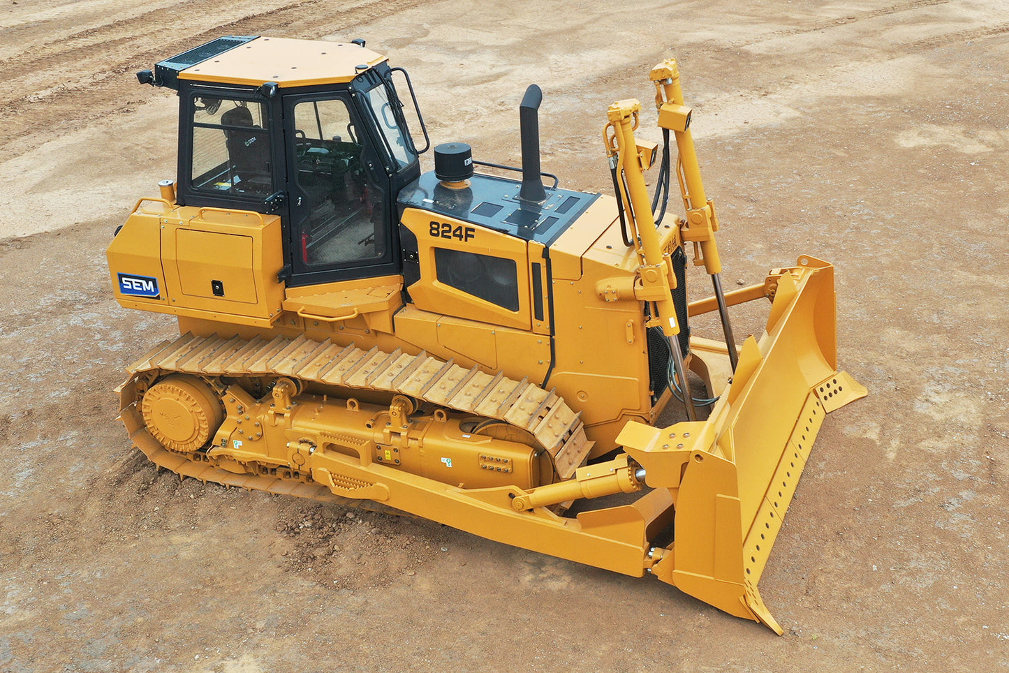 SEM 824F BULLDOZER