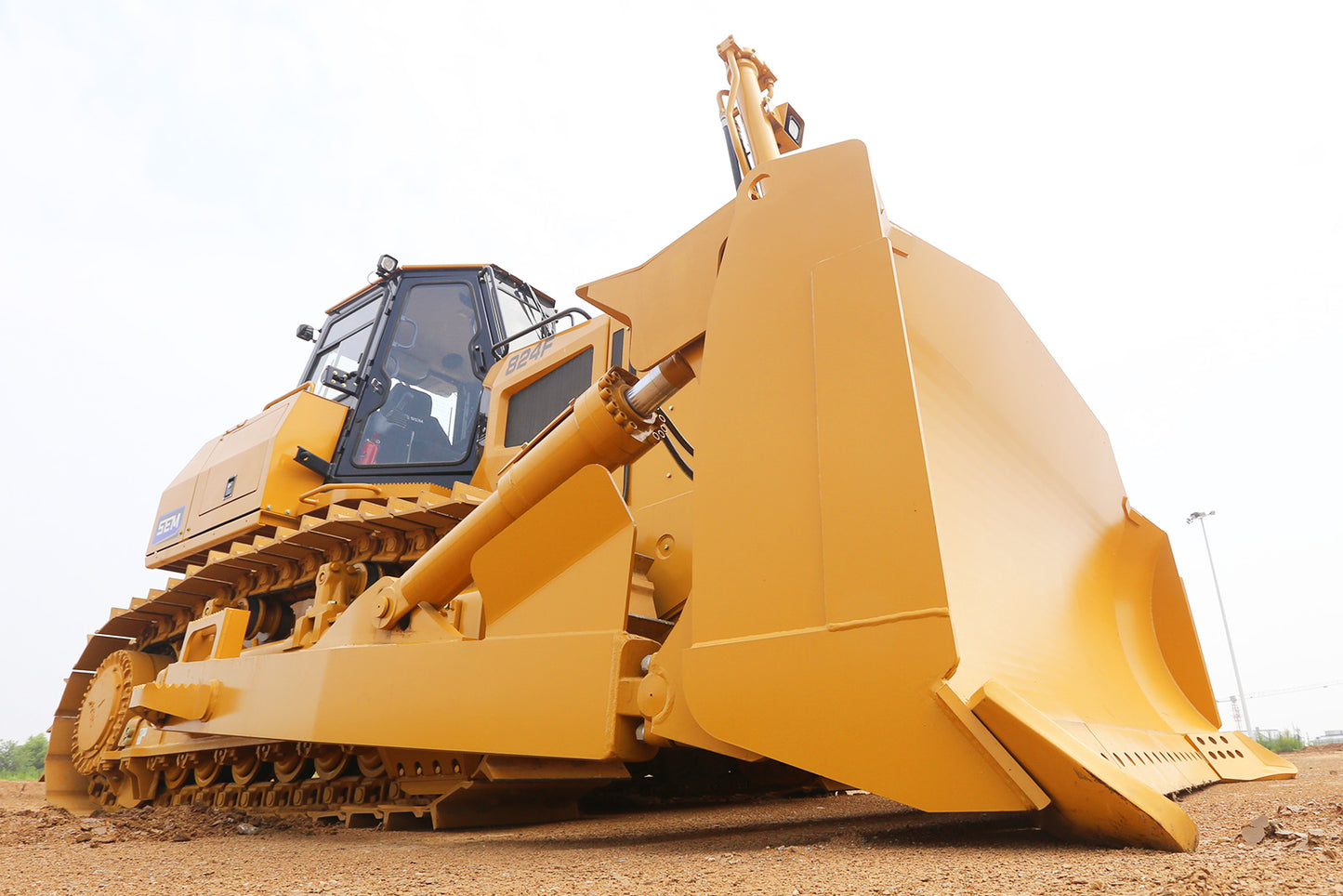 SEM 824F BULLDOZER