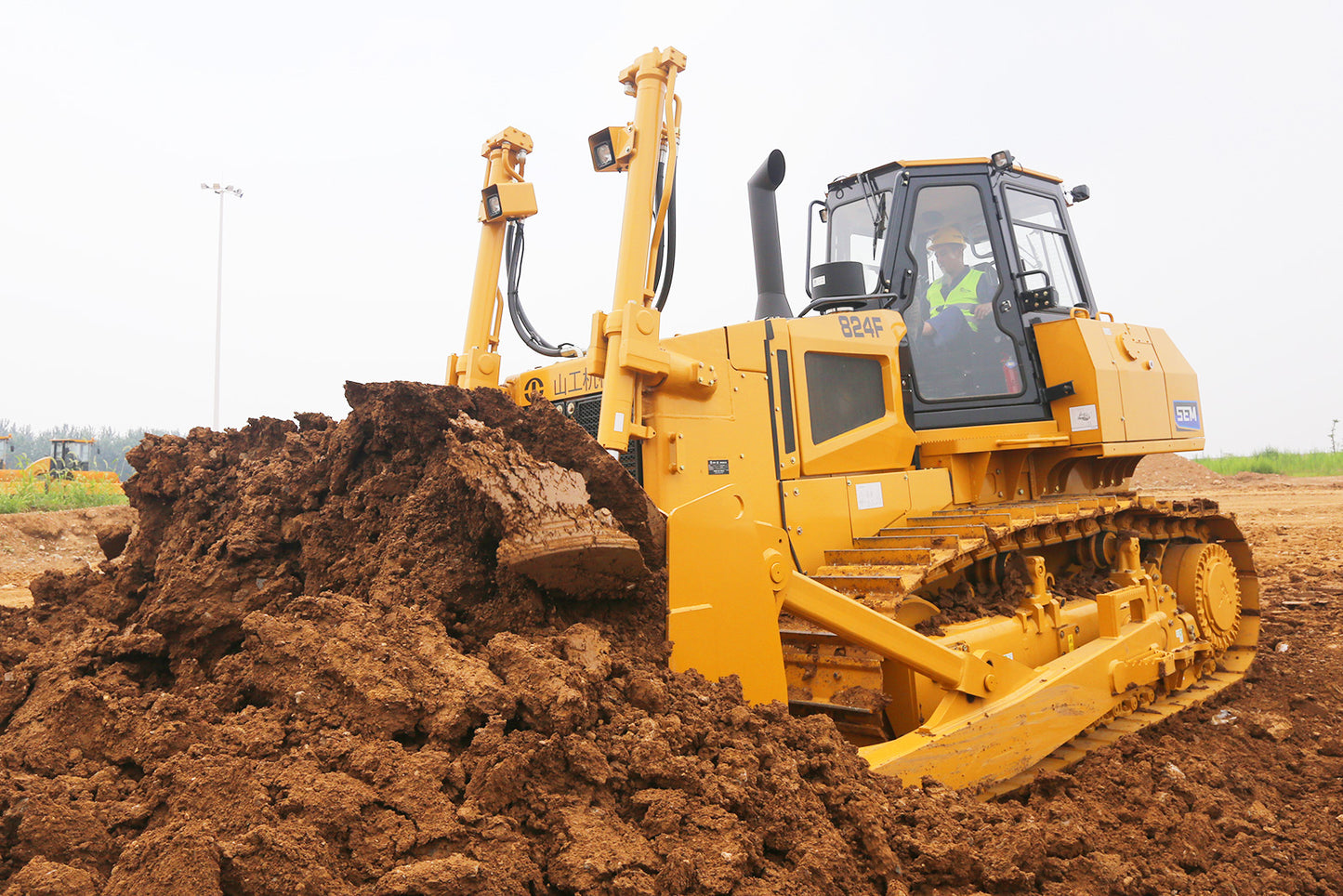 SEM 824F BULLDOZER