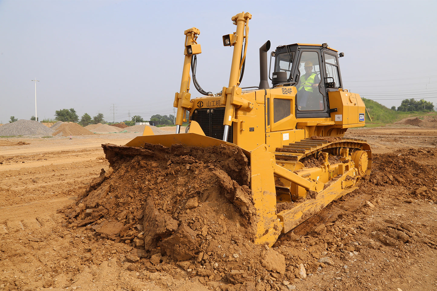 SEM 824F BULLDOZER