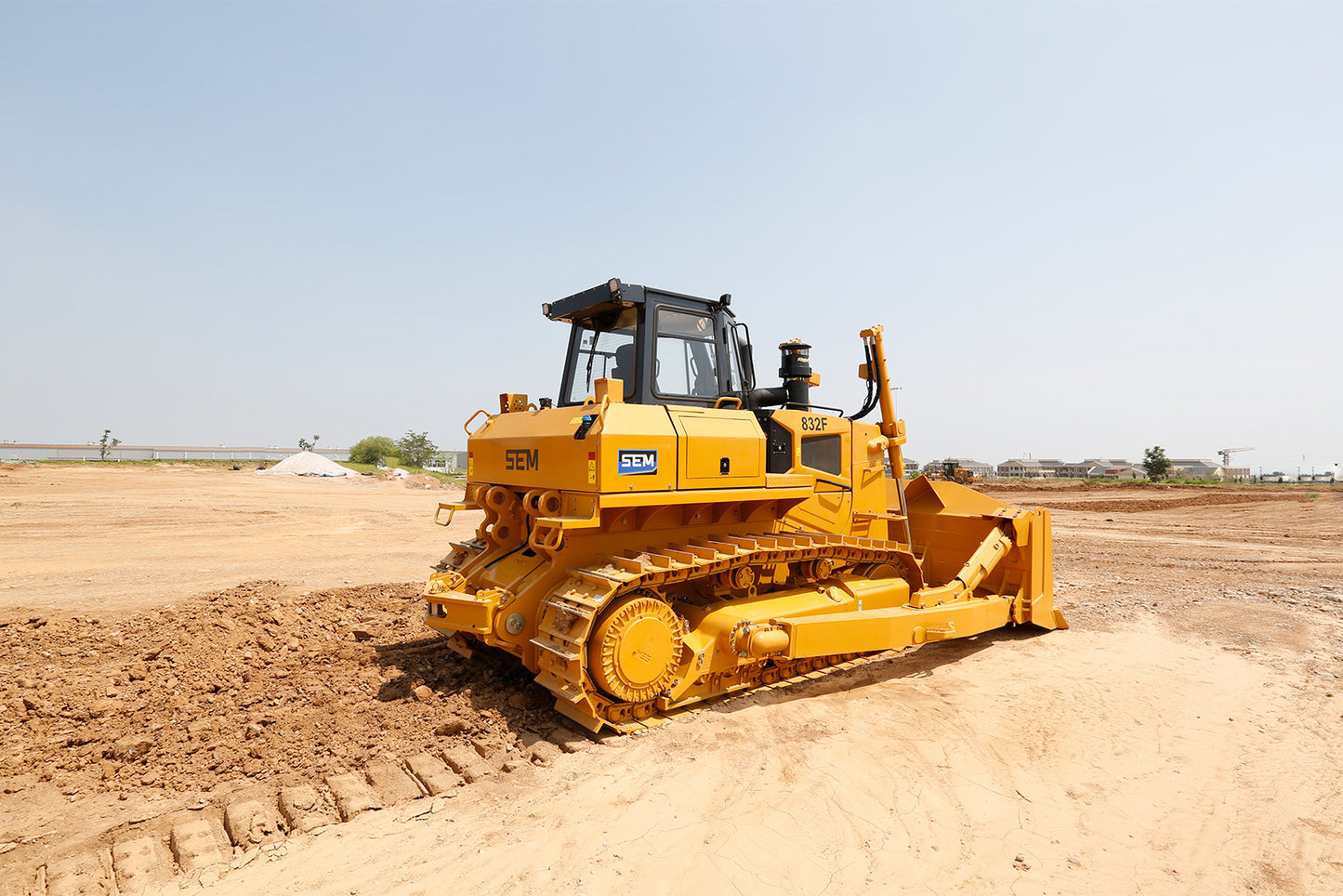 SEM 832F BULLDOZER