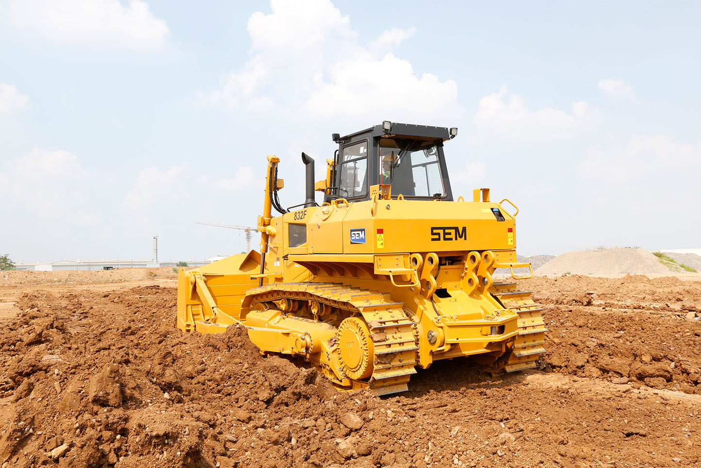 SEM 832F BULLDOZER