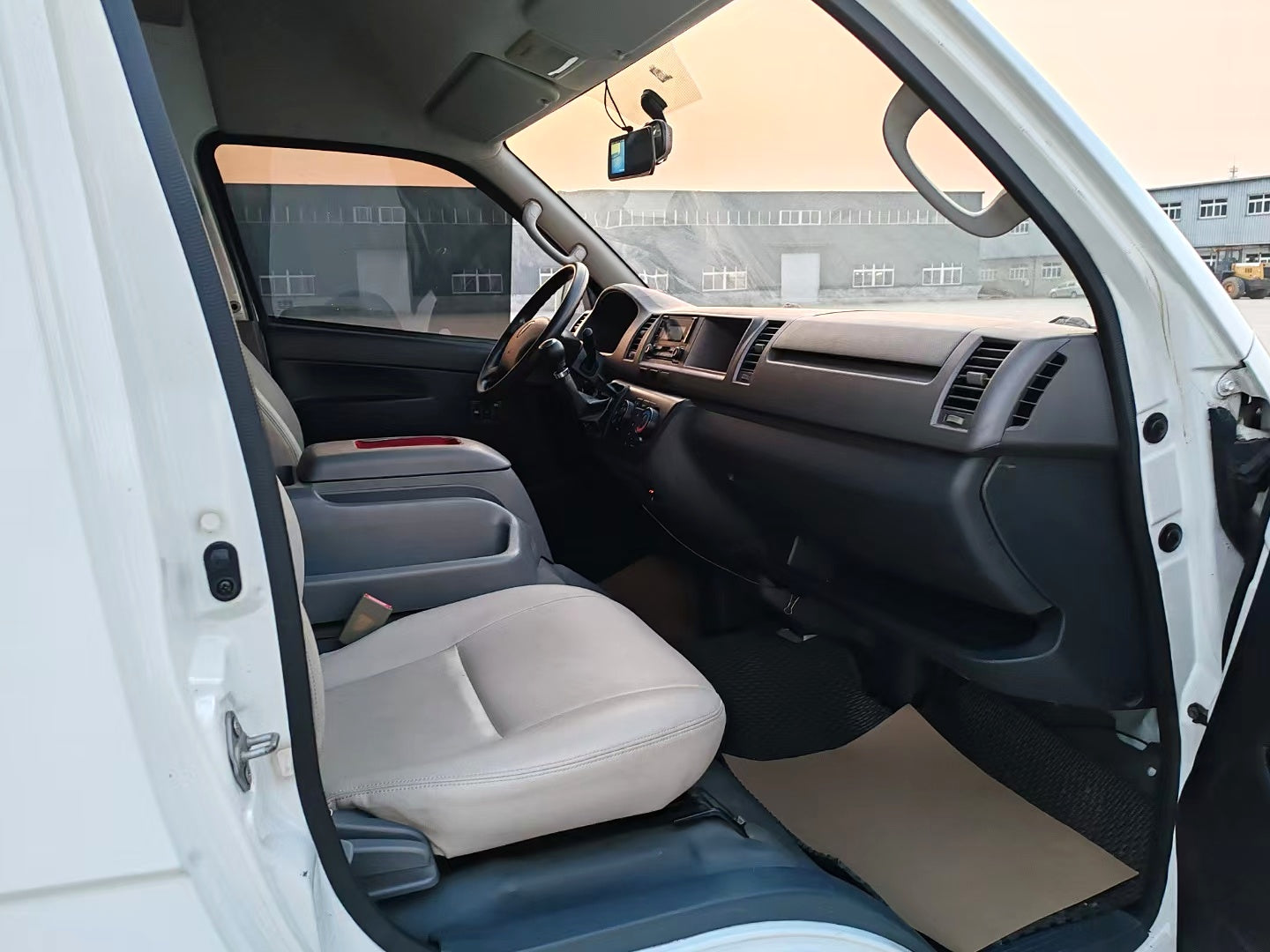 2011 Jinbei Hiace L 2.4L Luxury