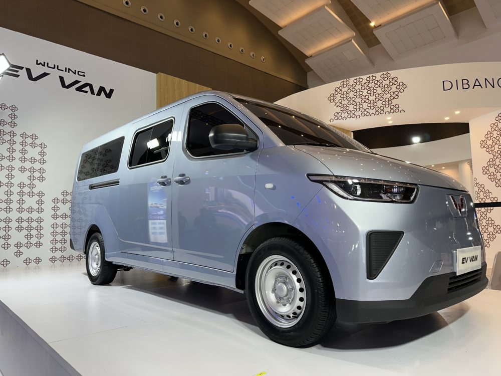 Wuling Mitra EV electric commercial van front three-quarter official display photo