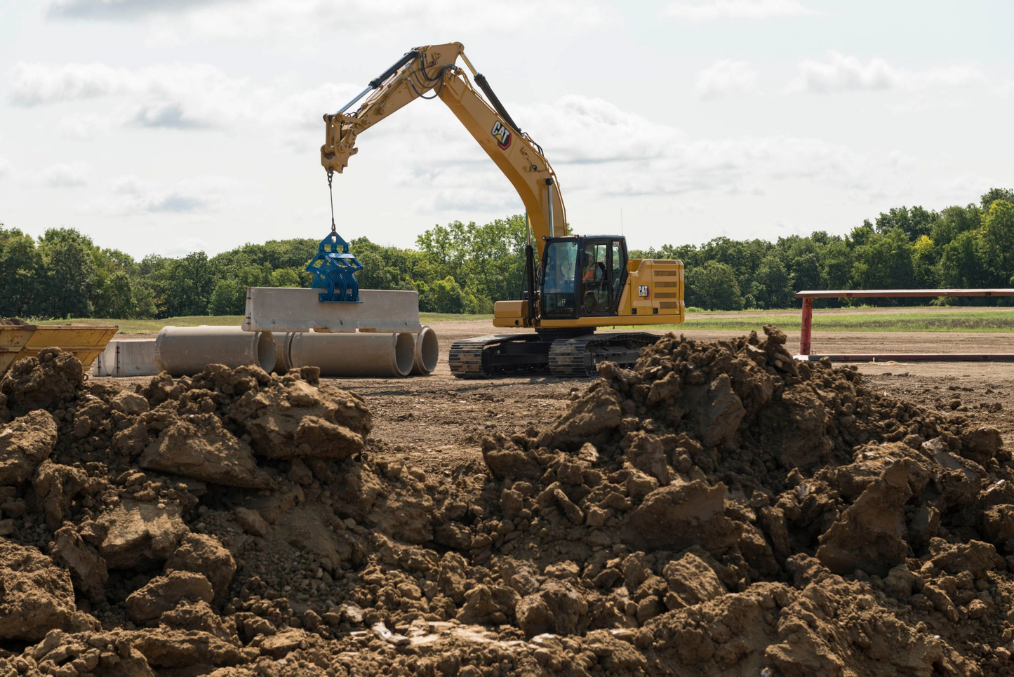 CAT 320  EXCAVATOR