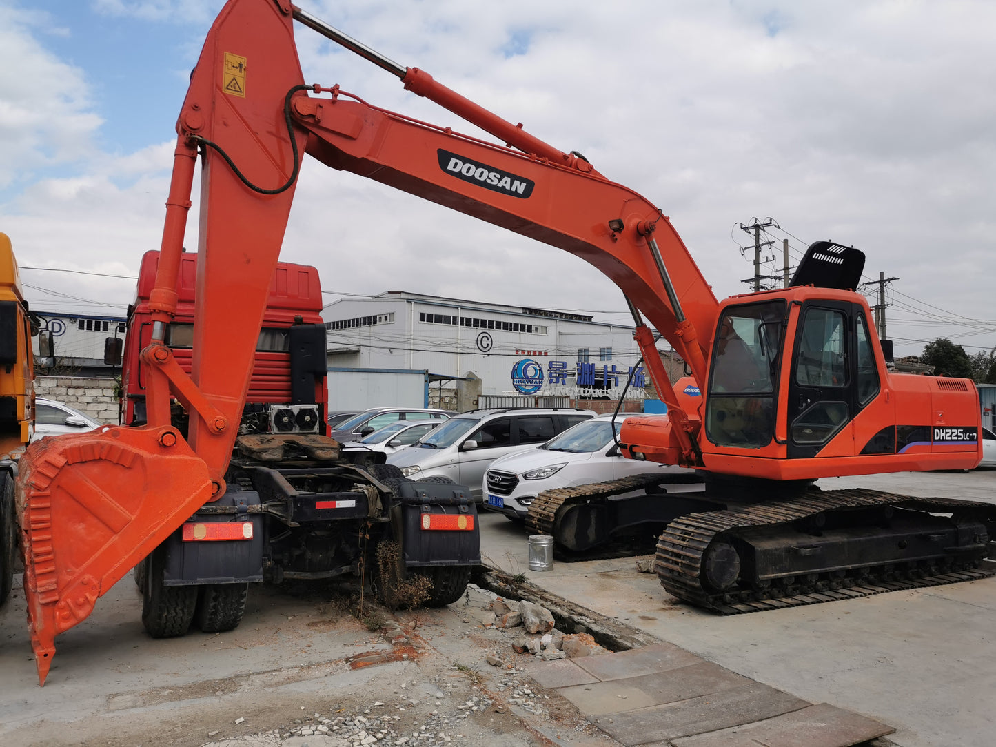 USED DOOSAN DH225LC-7 EXCAVATOR