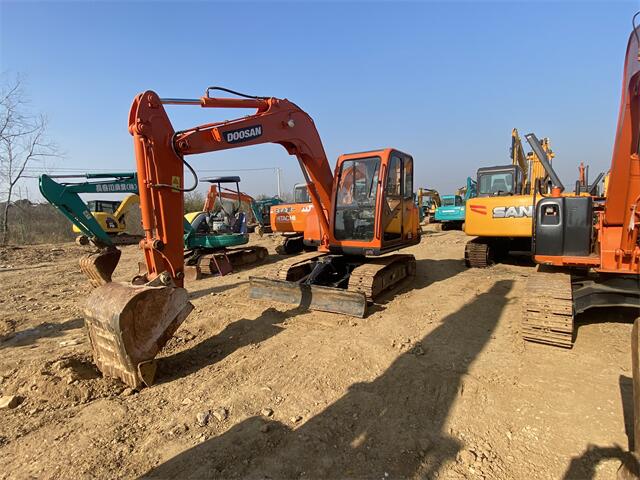 USED DOOSAN DX80 EXCAVATOR