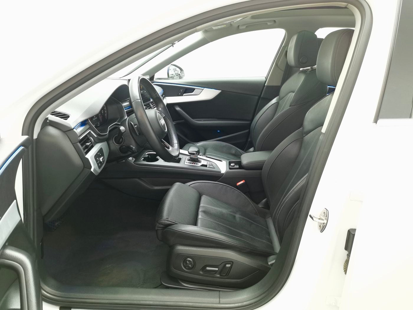 Used Audi A4L 2023 2.0T 40TFSI Dynamic Edition front view for China car export
