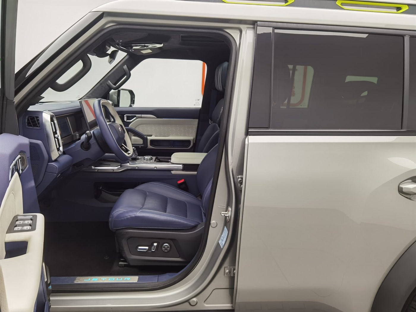 Used Jetour Traveler C-DM 2024 1.5TC-DM 208KM Mountain Edition Plug-in Hybrid interior photo for China car export