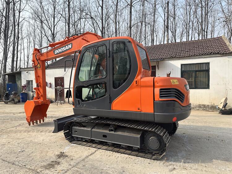 USED DOOSAN DX75 EXCAVATOR