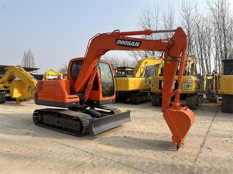 USED DOOSAN DX75 EXCAVATOR