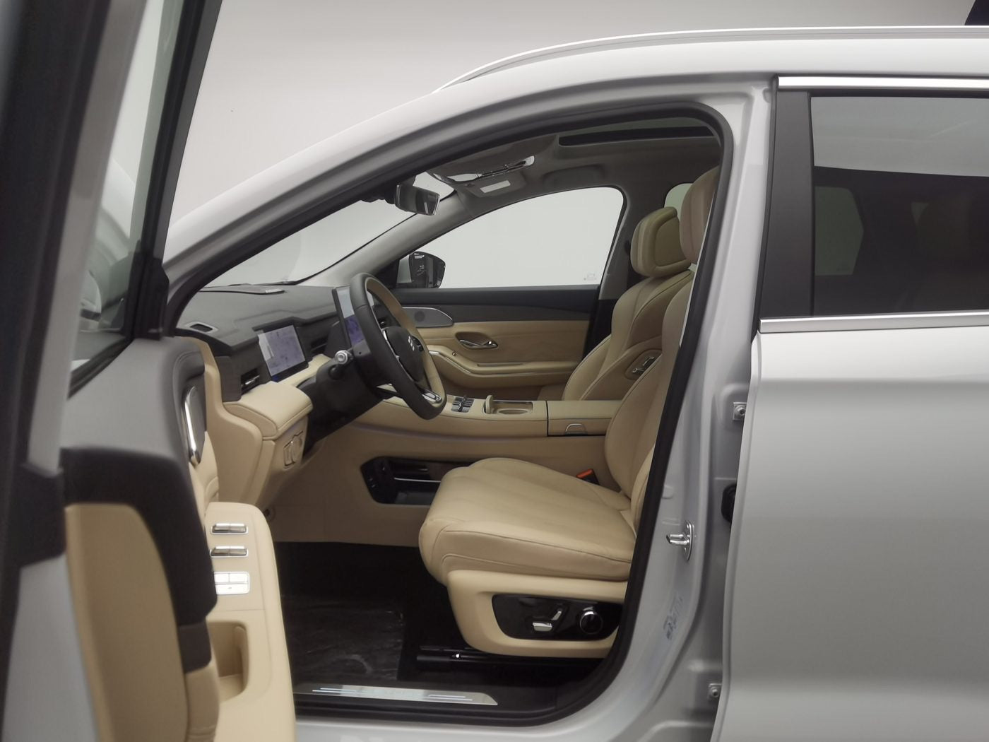 Used Jetour Shanhai L9 2025 1.5TD 2DHT Flagship 6-seater Plug-in Hybrid dashboard view for China car export