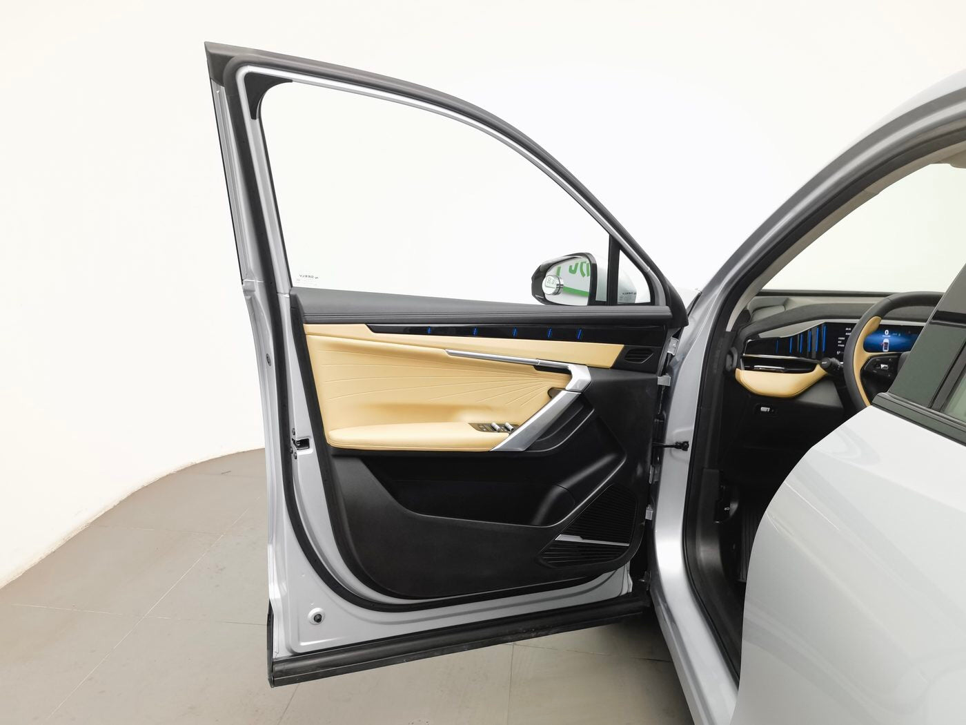 Used Geely Boyue L 2023 Model 1.5T DCT Premium Edition cargo space for China car export