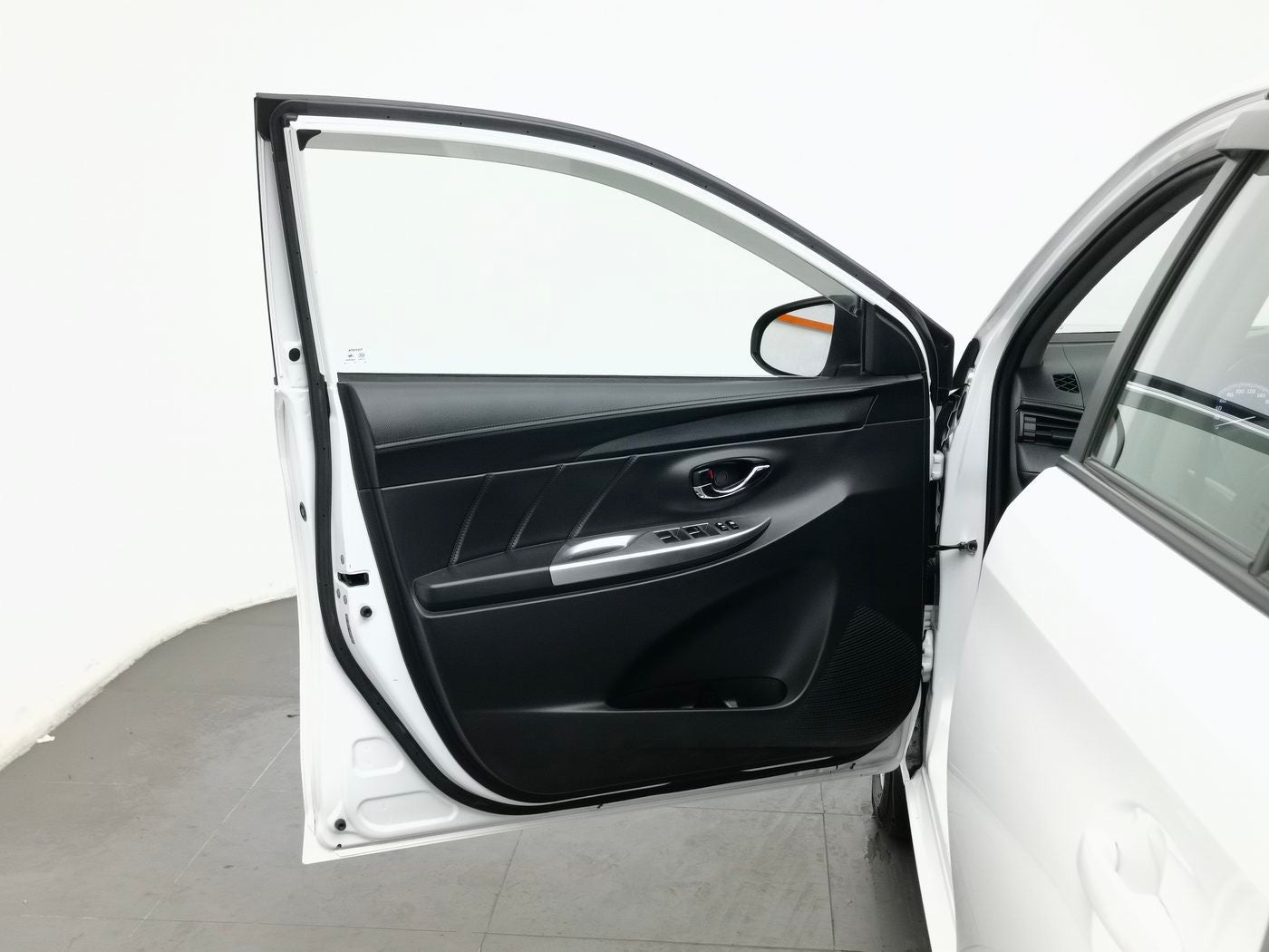 Used Toyota YARiS L Zhixuan 2019 Model 1.5L G Dynamic Sunroof Version side view for China car export