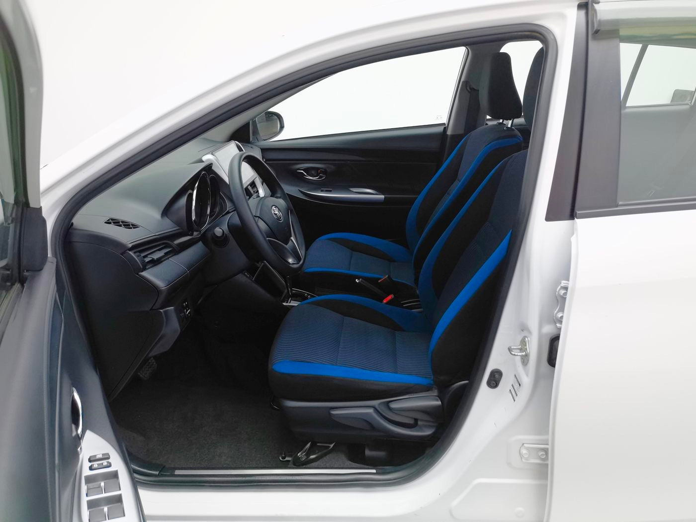 Used Toyota YARiS L Zhixuan 2019 Model 1.5L G Dynamic Sunroof Version interior photo for China car export
