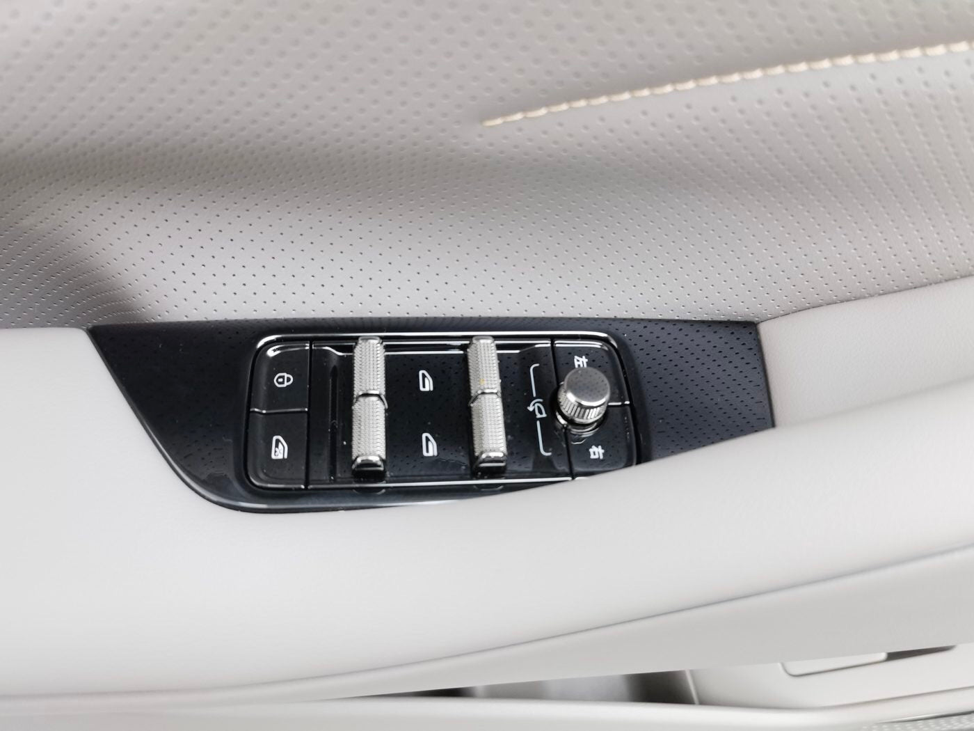 Used Geely Galaxy Starshine 8 EM-i 2025 Model Year 1.5L 130km Premium Edition dashboard view for China car export