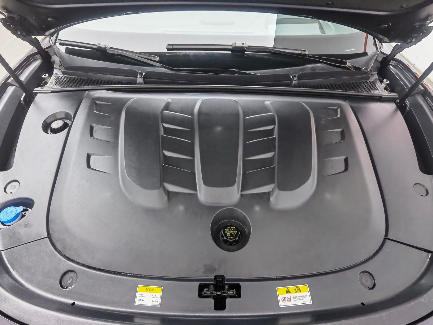 Used VOYAH Passion 2024 Model 1.5T PHEV Long-Range Flagship Edition 4WD PHEV side view for China car export