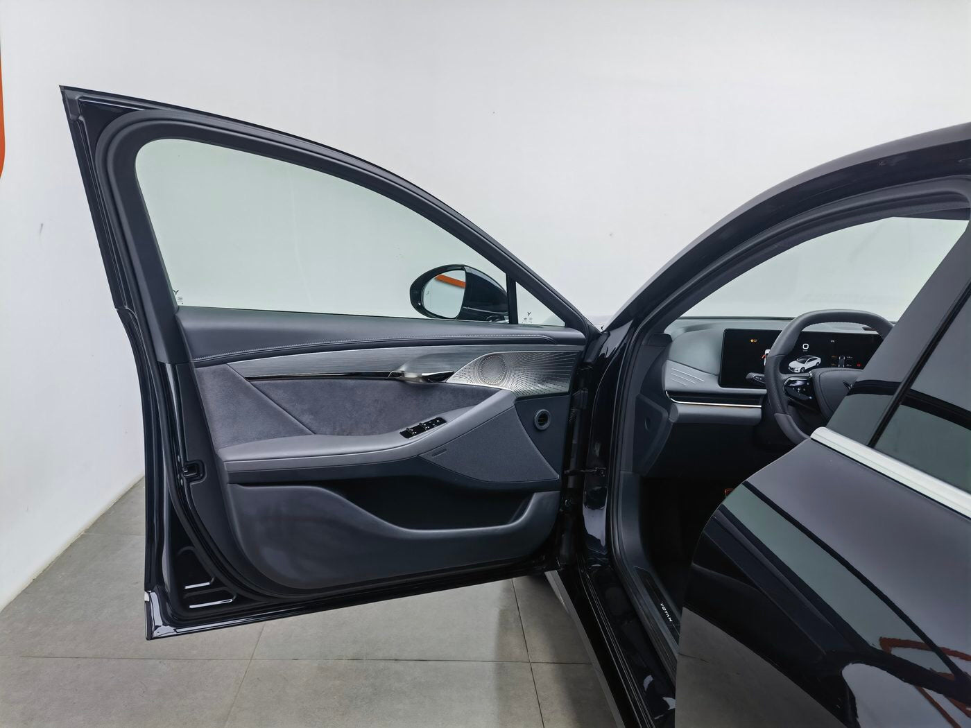 Used VOYAH Passion 2024 Model 1.5T PHEV Long-Range Flagship Edition 4WD PHEV cargo space for China car export