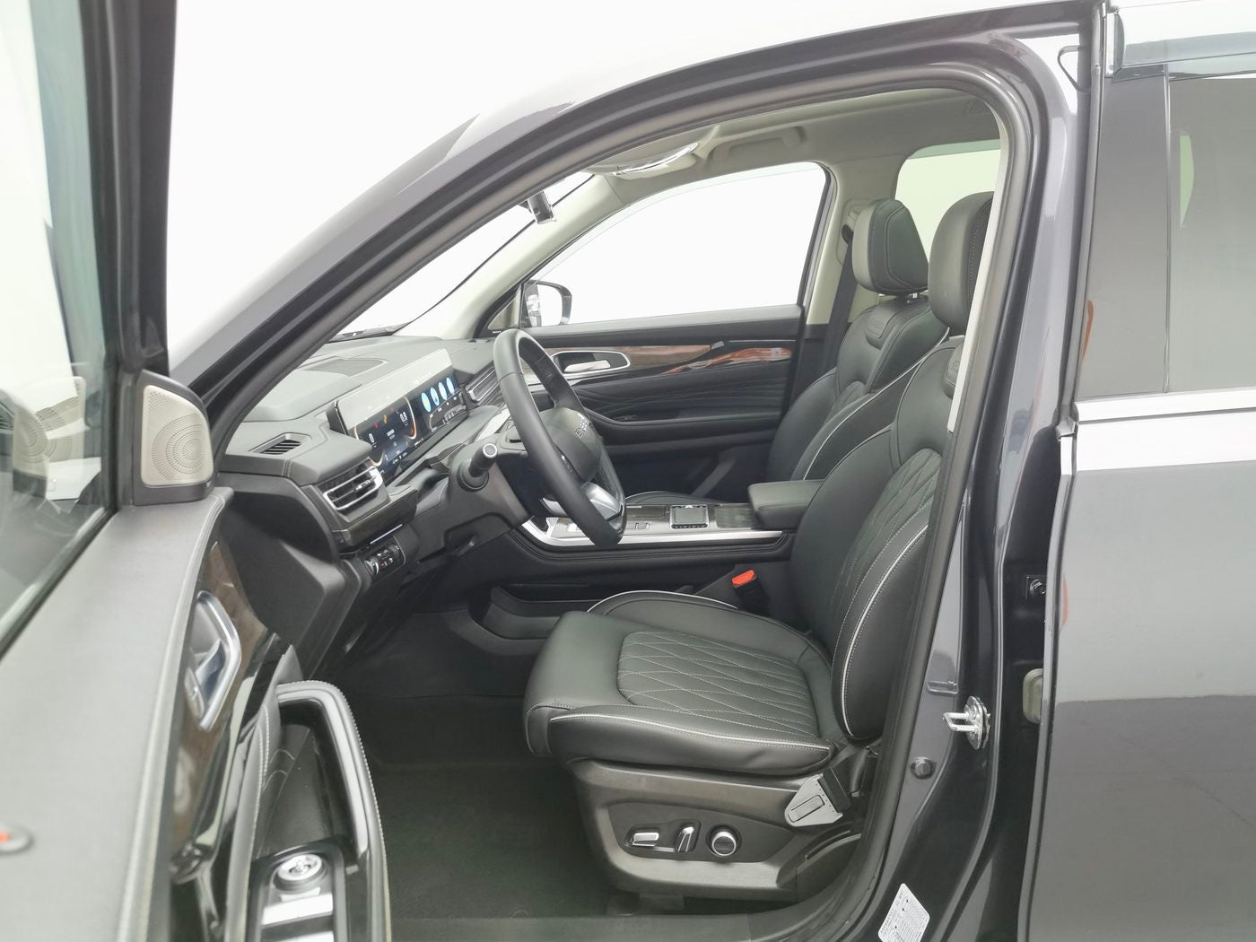 Used EXEED Lanyue 2021 2.0T 400T StarRui Pro 2WD cargo space for China car export