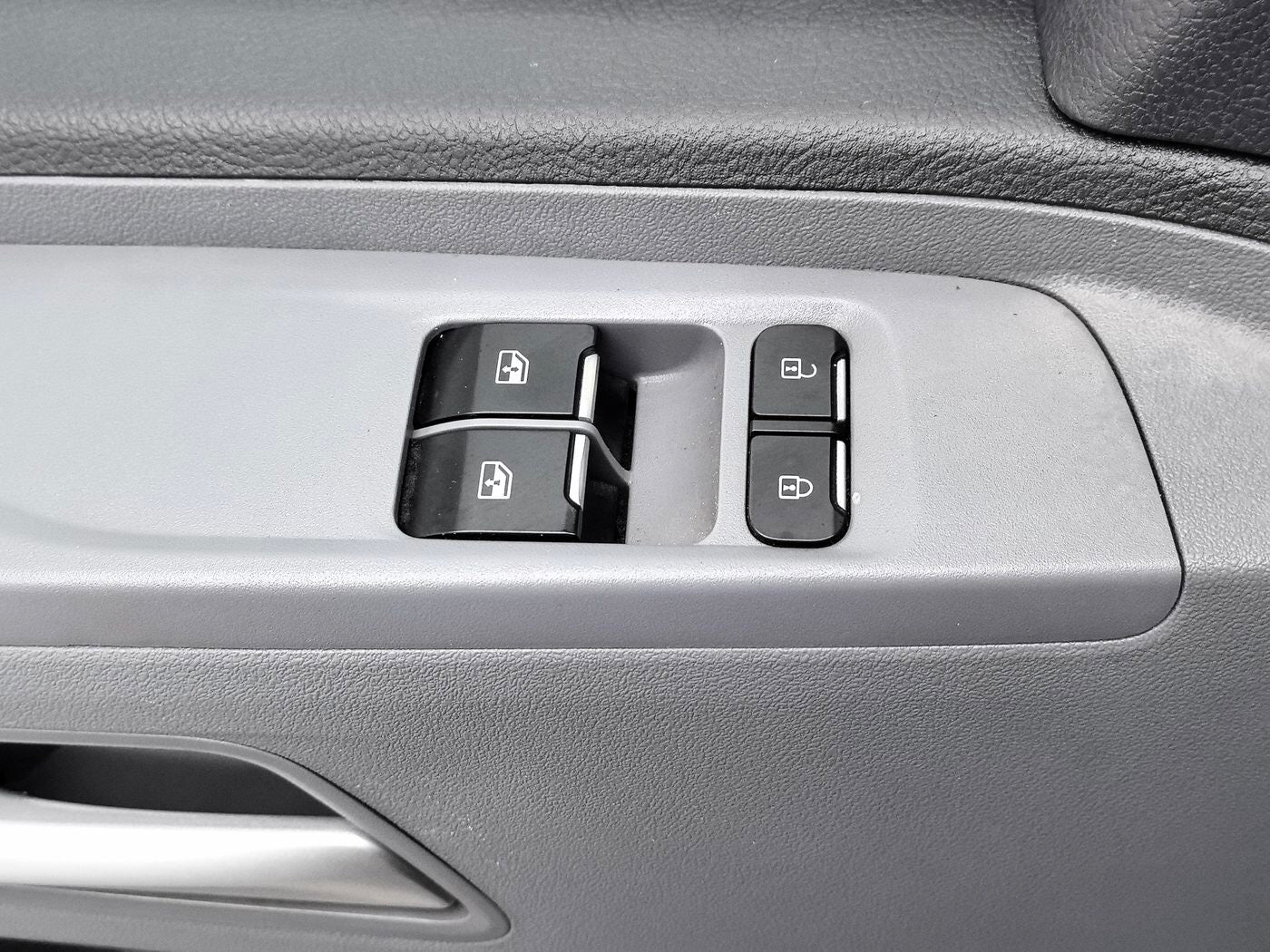 Used SAIC MAXUS New Tu V80 2021 Model 2.0T Plus City Version Short Axle Ultra-Low Roof 5/6 Seats Diesel