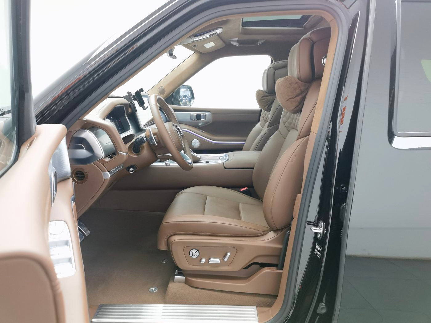 Used 2024 Tank 700 New Energy 3.0T Hi4-T Ultimate Edition interior photo for China car export
