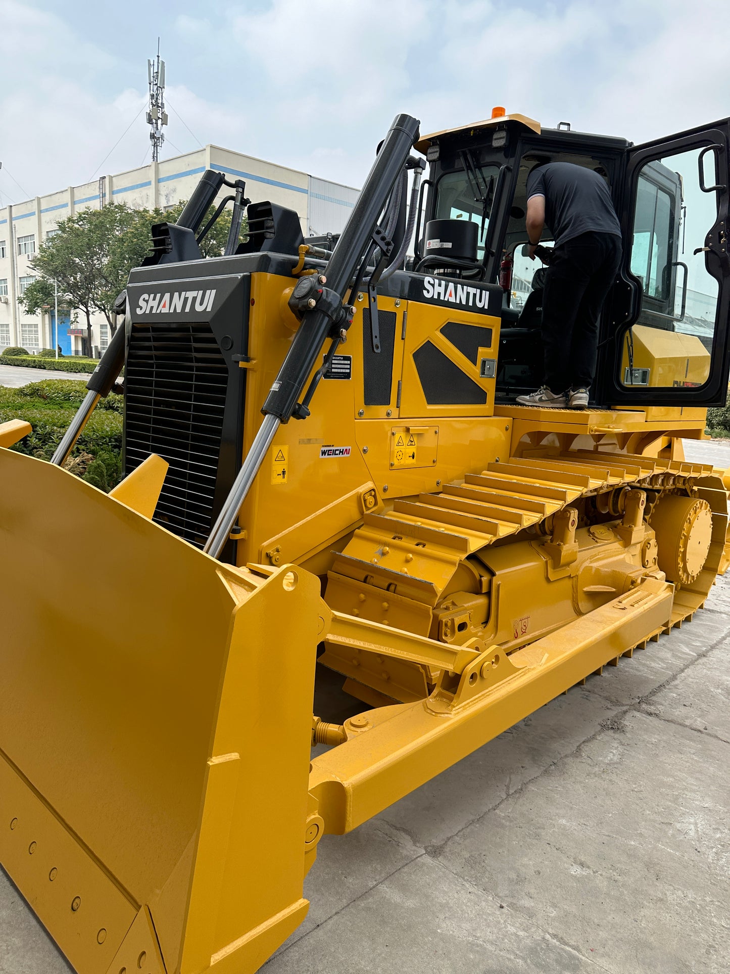 SHANTUI DH17-B3 BULLDOZER WITH RIPPER