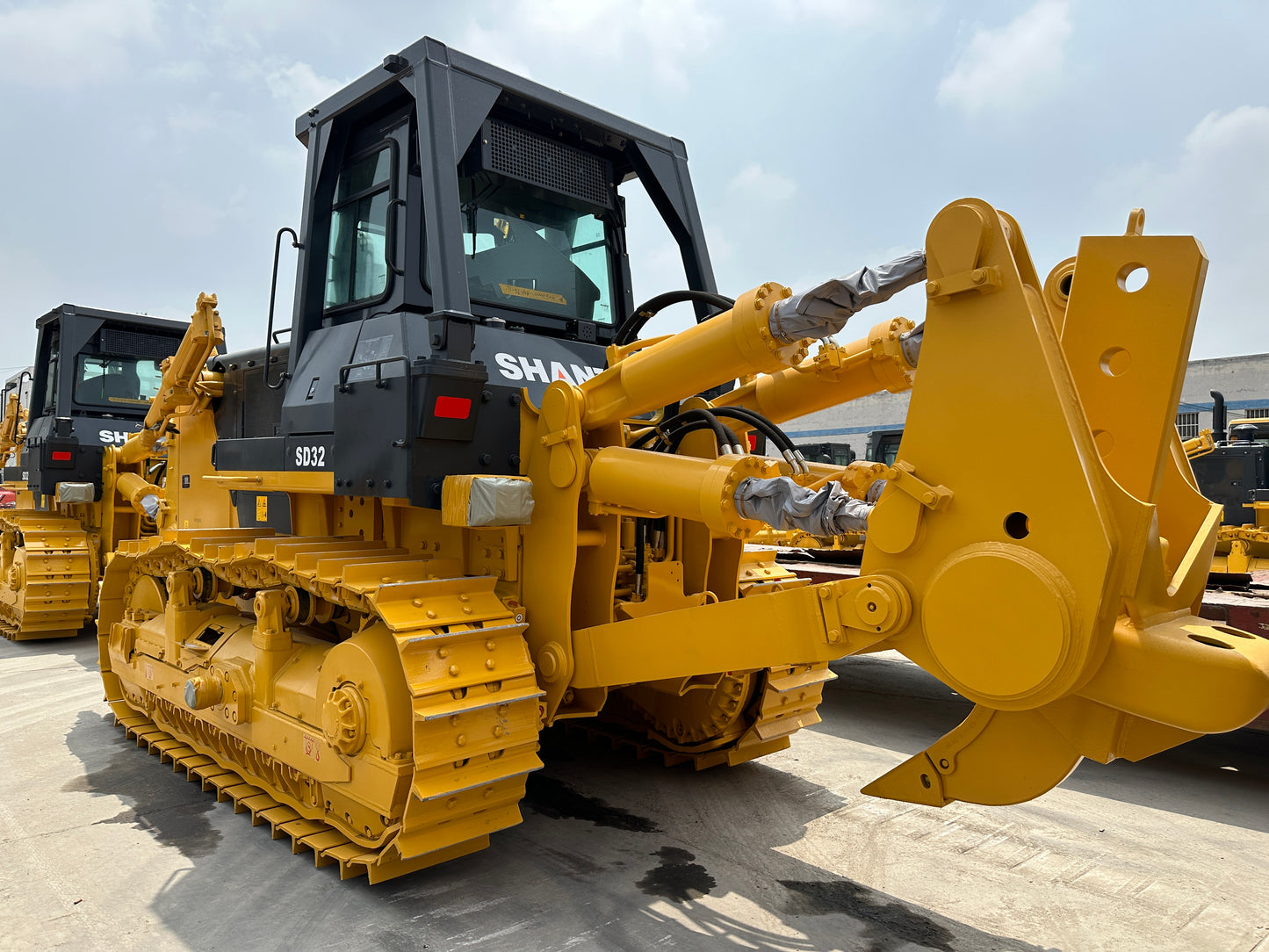 SHANTUI SD32 BULLDOZER WITH RIPPER